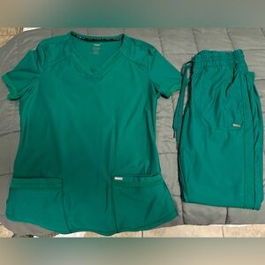 Cherokee FORM Scrub Set in Hunter Green